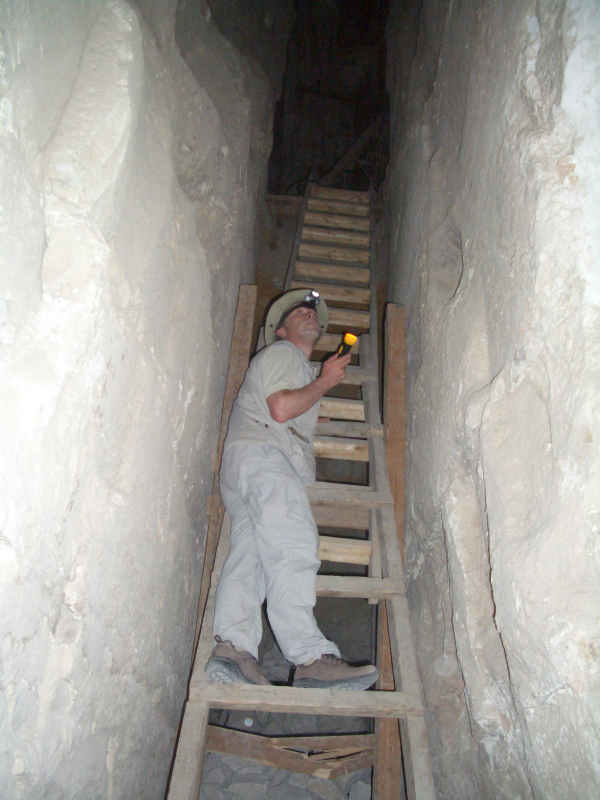 Stefan Erdmann in der Pyramide in Dashur
