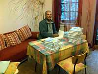 Chander Bhatia signiert sein neues Buch