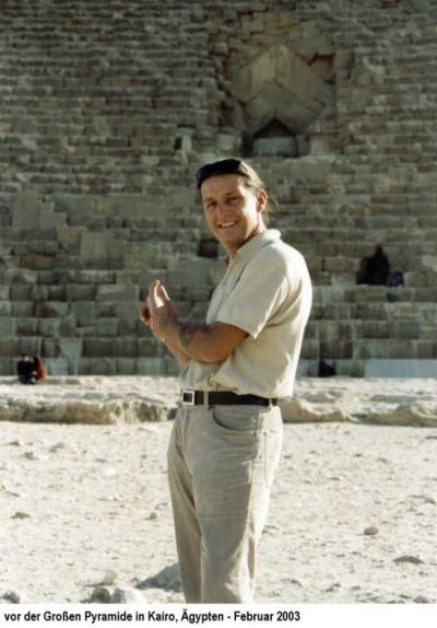 Jan van Helsing vor der Großen Pyramide in Kairo, Ägypten, Februar 2003