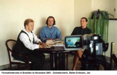 Jan van Helsing und Stefan Erdmann mit Dolmetscherin bei einem Fersehinterview in Brasilien, 2001