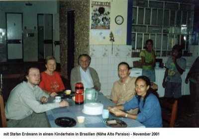 Jan van Helsing und Stefan Erdmann in einem Kinderheim in Brasilien in der Nähe von Alto Paraiso, November 2001
