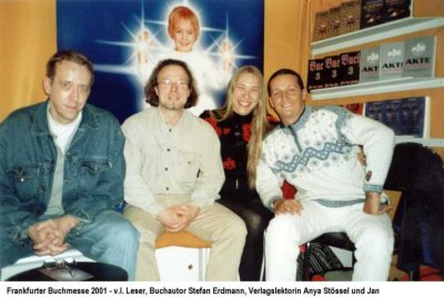 Frankfurter Buchmesse 2001 - von Links ein Leser, Stefan Erdmann, Anya Stössel, Jan van Helsing